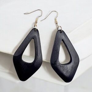 Carved dyed wood dangle geometric earrings ✨BRAND-NEW✨•